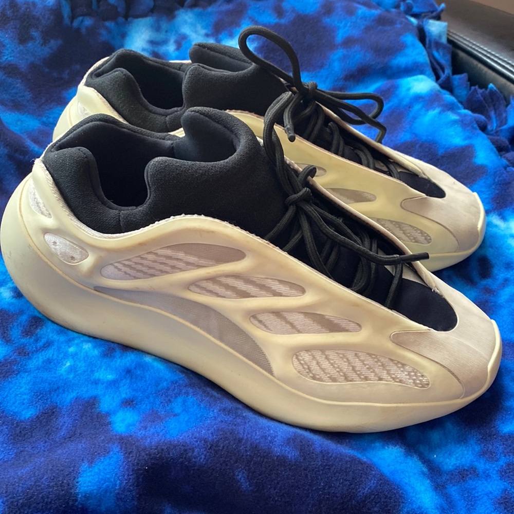 *Needs Cleaning* selling my Yeezy 700 V3 Azael glow in the dark sneakers